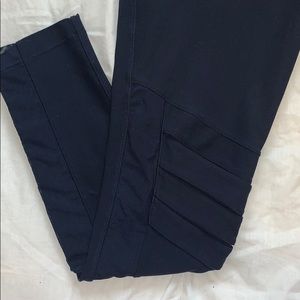 Navy leggings with see through look on knee